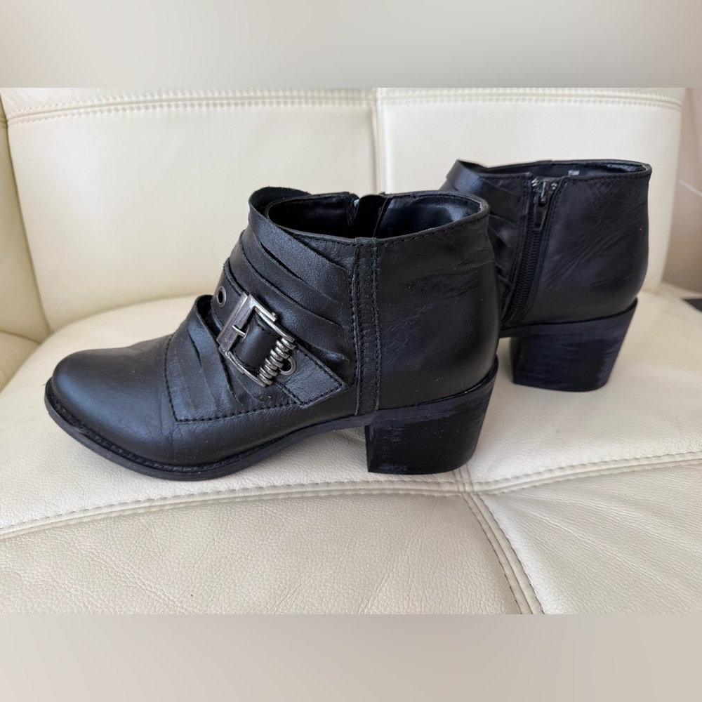 Two Lips Low cut black leather boots size 7.5